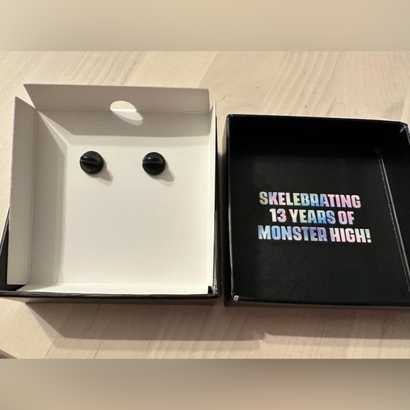 SDCC 2023 exclusive Monster High 13th year pin - Picture 7 of 7